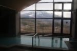 「ホテルアスティーくろひめ」の浴室から見る妙高山