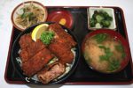 岳温泉の食堂「成駒」の「ソースかつ丼」