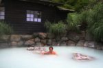 「鶴の湯温泉」の露天風呂に入る