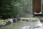 「蟹場温泉」の露天風呂に入る
