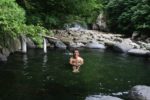 「鷹の湯温泉旅館」の野天風呂の湯につかる
