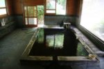西山温泉「中の湯」の檜風呂