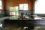 「中の湯」の檜風呂に入る