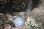 ヌプントムラウシ温泉の源泉。熱湯が噴出している