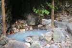 「三浦温泉旅館」の渓流沿いの露天風呂