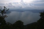 御鼻部山の展望台から見下ろす十和田湖
