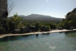 三原山温泉「大島温泉ホテル」の露天風呂から三原山を見る