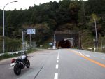 国道42号の荷坂峠の荷坂トンネル入口