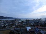 勝浦温泉「勝浦観光ホテル」の展望大浴場から見下ろす勝浦の町並み