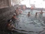 「IWATEモーターサイクルフェスタ」の関係者や参加者のみなさんと一緒に大沢温泉「山水閣」の露天風呂に入る。このあと大宴会の開始！