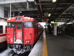 八戸駅では7時55分発の八戸線鮫行きに乗り換える。3両編成のディーゼル