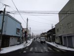 鮫の町を歩く。雪がチラチラ舞っている