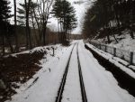 雪中の線路を走る