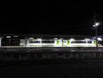 「ホテルフォルクローロ」の部屋から見る夜の釜石駅。JR釜石線の列車が見えている