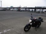 東名の東京料金所。ジクサー150での高速一気走りの始まりだ