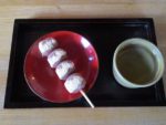 吉備津彦神社の茶店で「きび団子」を食べる