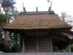 横から見た水若酢神社の本殿