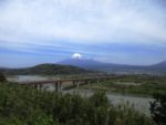 東名・富士川SAからの眺め。富士山が見えている