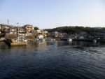 郷ノ浦港から見る海辺の集落