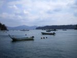 北ノ浜漁港越しに琵琶崎を見る
