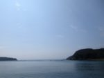 門ノ浜漁港から見る館ヶ崎（右）と碁石岬