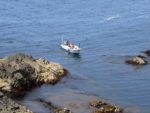 碁石岬で漁をする舟
