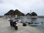 龍飛崎の龍飛漁港。地つづきの帯島が見える