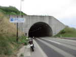 第90番目の生鼻崎を貫く国道101号のトンネル