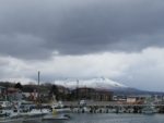 鹿部漁港から見る雪の駒ヶ岳