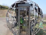 地球岬の地球儀型の電話ボックス