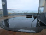 露天風呂の湯につかる。目の前にはオホーツク海が広がる