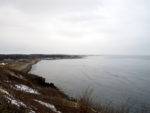 オホーツク海の海岸線。まだ雪が残っている