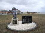 「鏡沼海浜公園」の松浦武四郎像