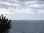 三崎の展望台から日本海に浮かぶ飛島を見る
