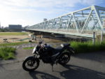江戸川の市川橋を渡る