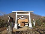 三国峠の御阪三社神社。後には三国山