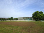 常陸国総社宮の隣には石岡小学校の校庭が広がっている。ここが常陸の国府跡