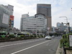 神戸の三ノ宮駅前を通過