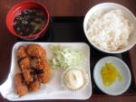 相川の食堂で「カキフライ定食」を食べる