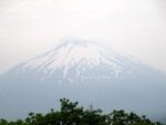 富士山には薄い雲がかかっている