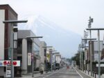 富士吉田の町から見る富士山