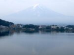 河口湖越しに見る富士山